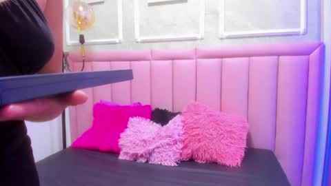 Snapshot of velvet_giirll chatting on 06/04/26, 01:17 velvet_giirll online show from 06/04/26, 01:17