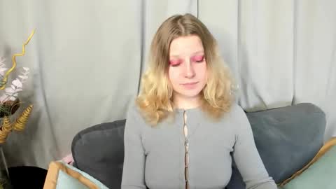 velvet_peach_ online show from 11/06/25, 11:11