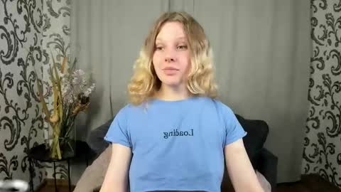 velvet_peach_ online show from 11/19/25, 11:43