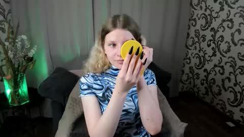 velvet_peach_ online show from 11/21/25, 11:20