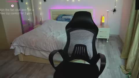 Mila online show from 10/21/25, 07:03
