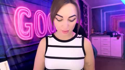 Snapshot of velvettouch4444 chatting on 02/22/26, 01:42 MERYEM online show from 02/22/26, 01:42