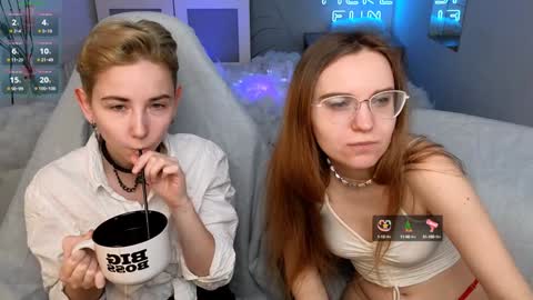 Snapshot of velvetvalkyries chatting on 01/04/25, 01:53 CLEOshort hair  TIna long hair  online show from 01/04/25, 01:53