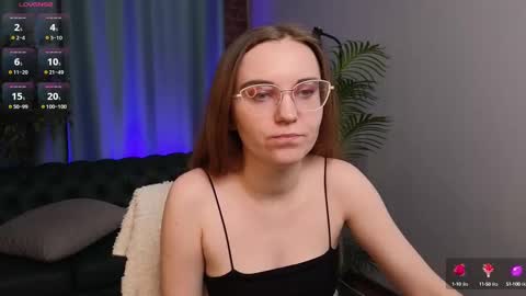 Snapshot of velvetvalkyries chatting on 03/02/25, 03:27 CLEOshort hair  TIna long hair  online show from 03/02/25, 03:27