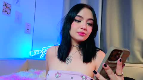 Snapshot of velvetvibes_ chatting on 06/04/26, 01:44 velvetvibes_ online show from 06/04/26, 01:44