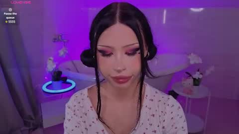 Snapshot of venomeowww_ chatting on 07/30/26, 04:00 Vivian online show from 07/30/26, 04:00