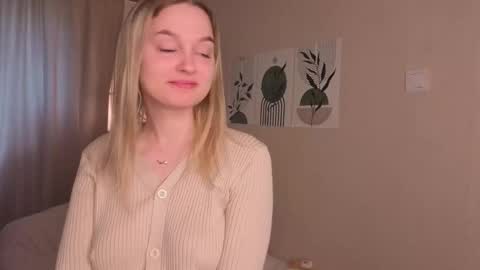 Veronica online show from 09/24/25, 08:06