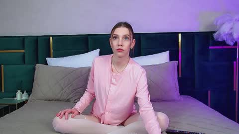 Veronica online show from 11/26/25, 06:09