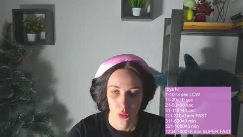 Snapshot of vi_vikkk chatting on 12/12/24, 10:45 VIKA online show from 12/12/24, 10:45