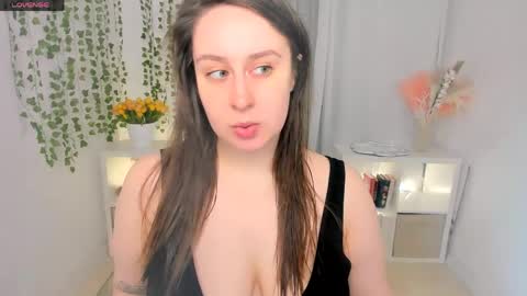 Snapshot of via_lattea_ chatting on 05/29/26, 08:12 Camilla online show from 05/29/26, 08:12