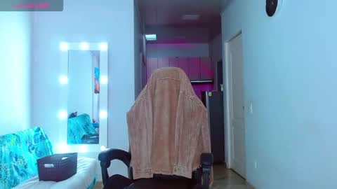 Ariana  online show from 12/01/25, 08:58