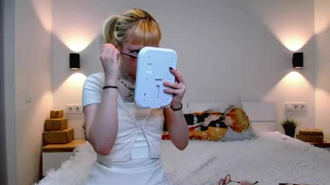 Snapshot of vickeyobst chatting on 04/09/26, 05:07 EliQueen online show from 04/09/26, 05:07