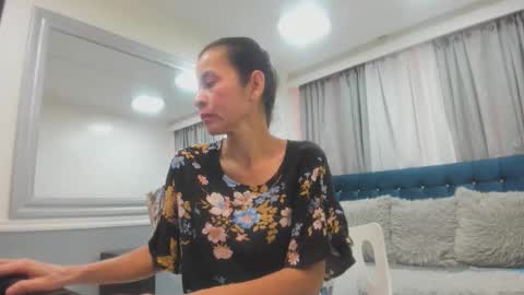 Victoria  grey  online show from 04/14/26, 08:04