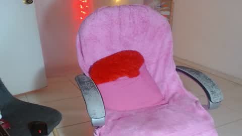 Snapshot of victoria_miler chatting on 12/22/24, 11:31 VICKY online show from 12/22/24, 11:31