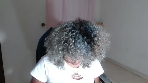 Snapshot of victoria_miler chatting on 01/17/25, 12:53 VICKY online show from 01/17/25, 12:53