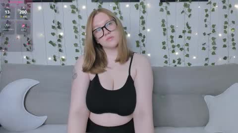 Snapshot of victoria_pum_ chatting on 11/01/25, 11:23 Jessie online show from 11/01/25, 11:23