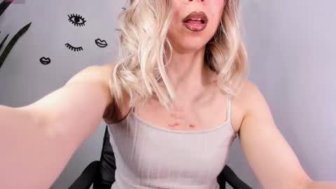 D A N I online show from 11/11/25, 06:52