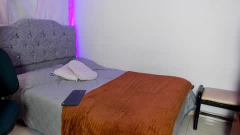 Snapshot of victoriathomponss chatting on 01/06/25, 04:44 Victoria online show from 01/06/25, 04:44