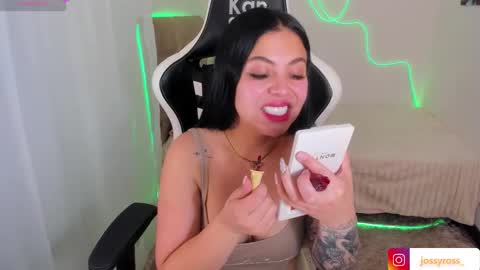 V  I C  T O R I A  online show from 11/11/25, 07:03