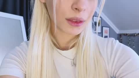 Snapshot of vienna_gones chatting on 04/14/26, 12:11 Eva online show from 04/14/26, 12:11