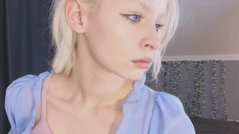 Snapshot of vienna_gones chatting on 04/18/26, 12:53 Eva online show from 04/18/26, 12:53