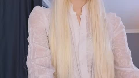 Snapshot of vienna_gones chatting on 04/24/26, 12:29 Eva online show from 04/24/26, 12:29