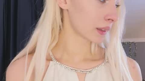Snapshot of vienna_gones chatting on 04/25/26, 01:41 Eva online show from 04/25/26, 01:41