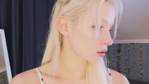Snapshot of vienna_gones chatting on 04/26/26, 12:25 Eva online show from 04/26/26, 12:25