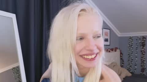 Snapshot of vienna_gones chatting on 04/29/26, 05:30 Eva online show from 04/29/26, 05:30