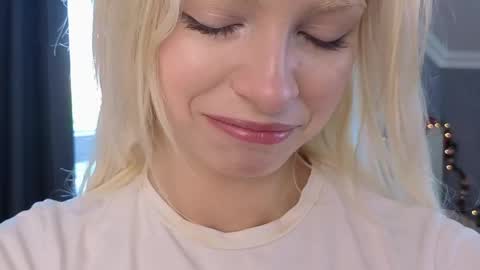 Snapshot of vienna_gones chatting on 05/08/26, 12:54 Eva online show from 05/08/26, 12:54