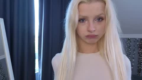 Snapshot of vienna_gones chatting on 05/13/26, 12:13 Eva online show from 05/13/26, 12:13