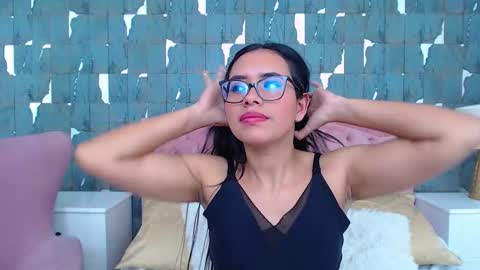 Snapshot of viictoriasecret chatting on 11/13/25, 09:41 Viictoriasecret online show from 11/13/25, 09:41