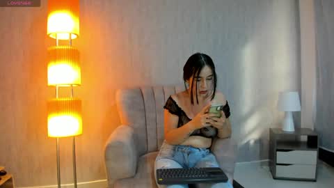 Snapshot of viiolet_collins chatting on 05/19/26, 08:37 VIOLET online show from 05/19/26, 08:37