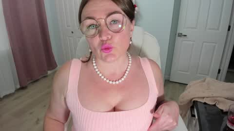 Snapshot of vika7333 chatting on 12/09/24, 04:15 Ukrainian-woman online show from 12/09/24, 04:15