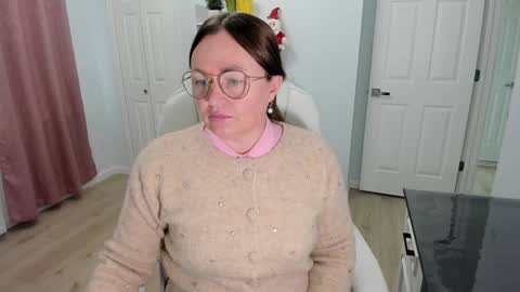 Snapshot of vika7333 chatting on 12/17/24, 04:11 Ukrainian-woman online show from 12/17/24, 04:11