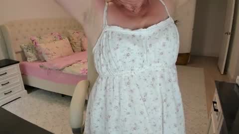 Snapshot of vika7333 chatting on 06/22/26, 04:04 Ukrainian-woman online show from 06/22/26, 04:04