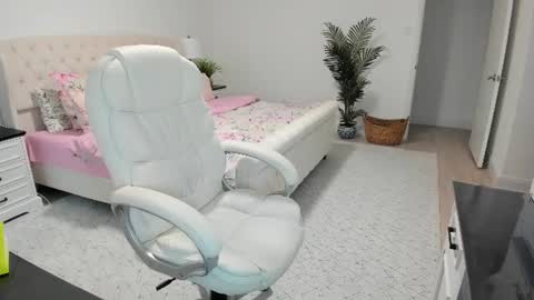 Snapshot of vika7333 chatting on 07/08/26, 11:26 Ukrainian-woman online show from 07/08/26, 11:26