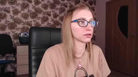 Snapshot of vikaericka chatting on 01/13/25, 10:45 Vika online show from 01/13/25, 10:45