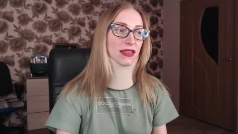 Snapshot of vikaericka chatting on 02/13/25, 08:24 Vika online show from 02/13/25, 08:24