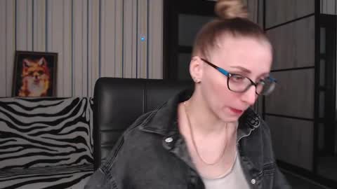 Snapshot of vikaericka chatting on 03/07/25, 03:28 Vika online show from 03/07/25, 03:28