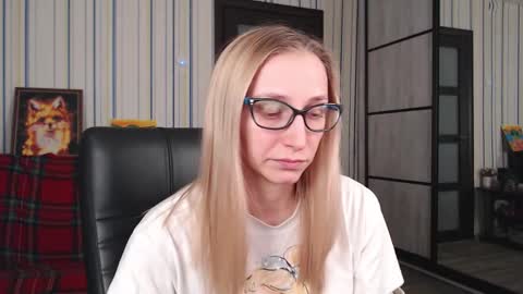 Snapshot of vikaericka chatting on 11/12/25, 08:30 Vika online show from 11/12/25, 08:30