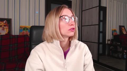 Snapshot of vikaericka chatting on 11/17/25, 07:25 Vika online show from 11/17/25, 07:25