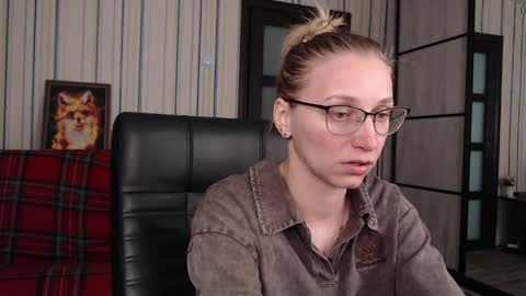 Snapshot of vikaericka chatting on 05/23/26, 11:58 Vika online show from 05/23/26, 11:58