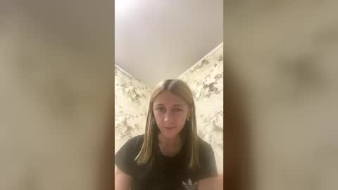 Snapshot of viktoria9898 chatting on 06/18/26, 12:33 Sweett online show from 06/18/26, 12:33