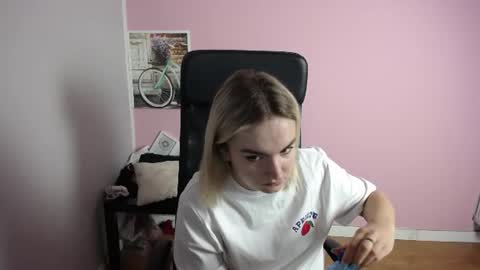 Snapshot of viktoria_lovely chatting on 07/13/26, 07:00 viktoria_lovely online show from 07/13/26, 07:00