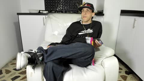 Snapshot of vincenthunter chatting on 01/27/25, 10:27 Vincent online show from 01/27/25, 10:27