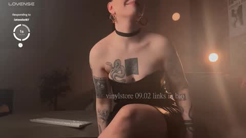 Snapshot of vinylstore chatting on 02/09/25, 07:38 Diva Silvia online show from 02/09/25, 07:38