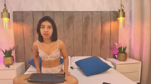 Violeta online show from 12/15/25, 01:04