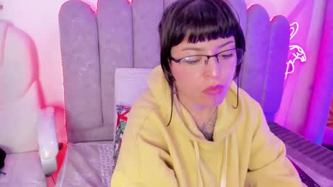 Snapshot of violet_bennett_ chatting on 03/04/25, 09:54 Violet online show from 03/04/25, 09:54