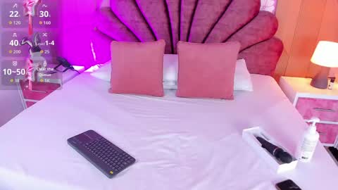 violet_smith01 online show from 05/14/26, 12:01